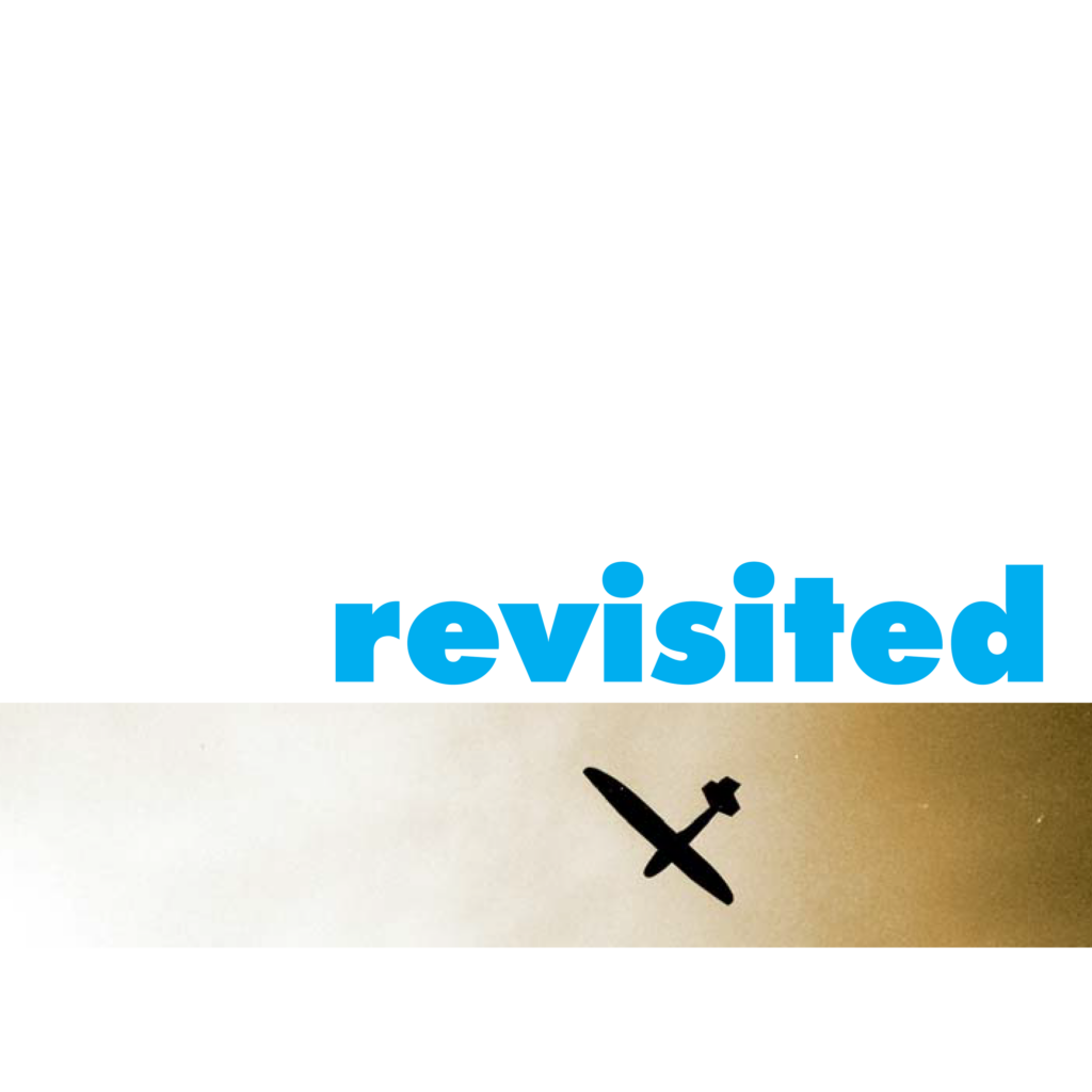 Cover des Albums "revisited". Es hat einen weißen Hintergrund, einen großen Schriftzug "revisited" und einen schmalen Streifen eiens Fotos, dass ein Modellflugzeug am Himmel zeigt in Sepia-Optik.